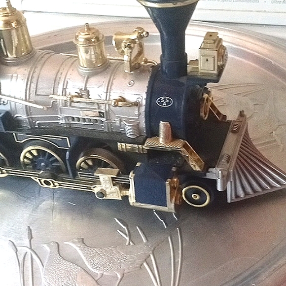 Royal Blue train toy collector model . Runs in batteries. Great condition. - Picture 4 of 6